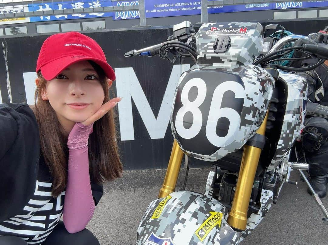 葉月美優さんのインスタグラム写真 - (葉月美優Instagram)「❥2023 SUGO MINIBIKE 6時間耐久レース  SUGO初走行&優勝🏆の記事がwebオートバイに上がっています！  ほやほやだよ♡  今回はYouTubeには上がらないので 本当にしっかり書いてるのはwebオートバイだけ。  レース前日、当日、サーキットの感想など色々書いているので読んでくださいっ🫶  webオートバイで検索してみてください🔍  #webオートバイ #minibike #sugo #スポーツランドsugo #ミニバイク #ミニバイクレース #grom #グロム #ホンダバイク #バイク女子 #レースクイーン #bikegirl #motovlog #racequeen #レースクイーン #耐久レース #バイクレース #ngkスパークプラグ #hyod #kadoya #alpinestars #dunlop #ダンロップ #バイク女子と繋がりたい #バイク女子フォト #サーキットトレーニング #サーキット女子 #サーキット走行 #バイクファッション #hitair #バイクエアバッグ」8月16日 1時37分 - miu_haduki