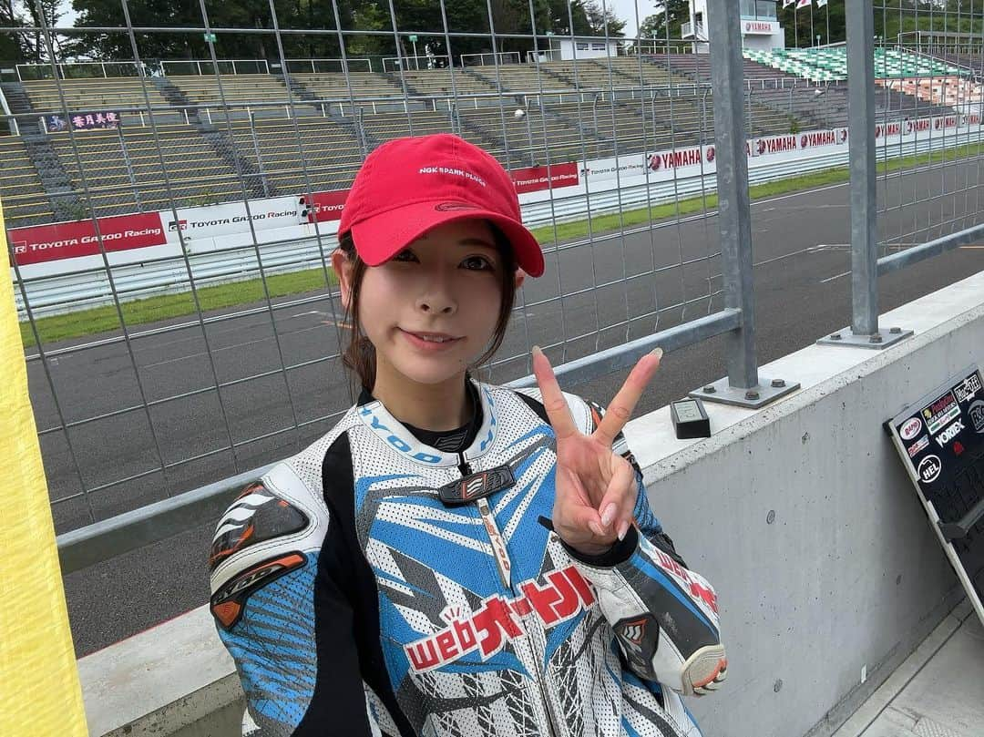 葉月美優さんのインスタグラム写真 - (葉月美優Instagram)「❥2023 SUGO MINIBIKE 6時間耐久レース  SUGO初走行&優勝🏆の記事がwebオートバイに上がっています！  ほやほやだよ♡  今回はYouTubeには上がらないので 本当にしっかり書いてるのはwebオートバイだけ。  レース前日、当日、サーキットの感想など色々書いているので読んでくださいっ🫶  webオートバイで検索してみてください🔍  #webオートバイ #minibike #sugo #スポーツランドsugo #ミニバイク #ミニバイクレース #grom #グロム #ホンダバイク #バイク女子 #レースクイーン #bikegirl #motovlog #racequeen #レースクイーン #耐久レース #バイクレース #ngkスパークプラグ #hyod #kadoya #alpinestars #dunlop #ダンロップ #バイク女子と繋がりたい #バイク女子フォト #サーキットトレーニング #サーキット女子 #サーキット走行 #バイクファッション #hitair #バイクエアバッグ」8月16日 1時37分 - miu_haduki