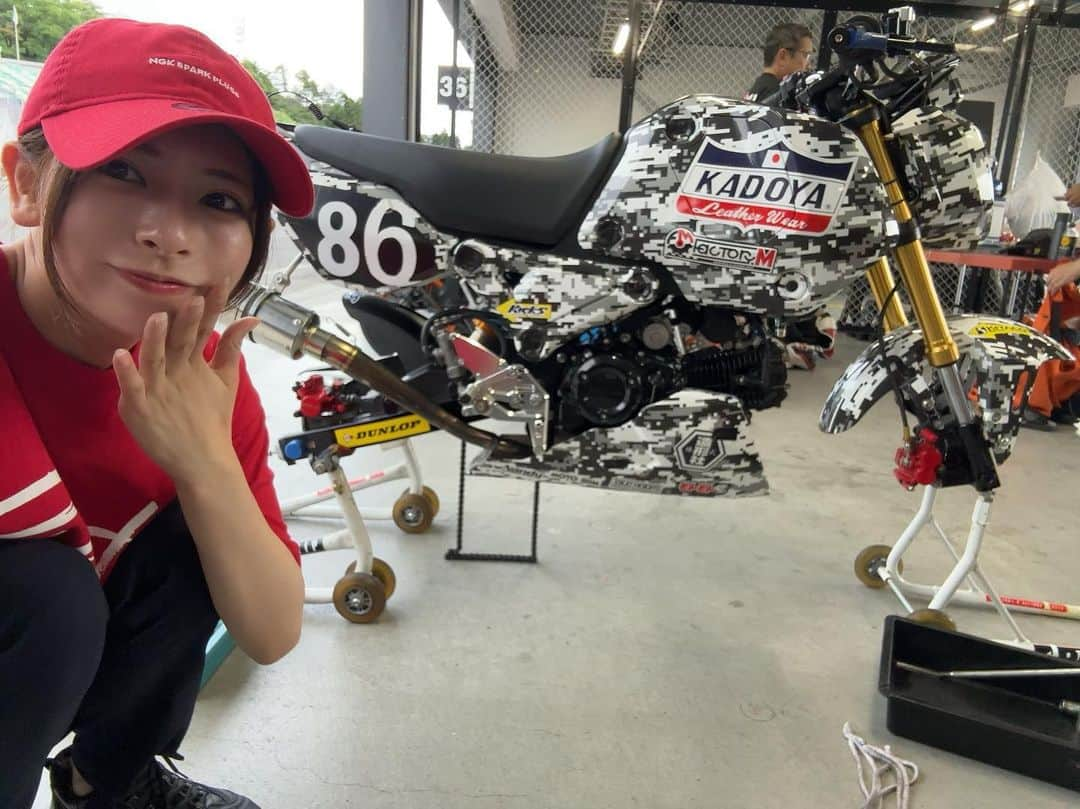 葉月美優さんのインスタグラム写真 - (葉月美優Instagram)「❥2023 SUGO MINIBIKE 6時間耐久レース  SUGO初走行&優勝🏆の記事がwebオートバイに上がっています！  ほやほやだよ♡  今回はYouTubeには上がらないので 本当にしっかり書いてるのはwebオートバイだけ。  レース前日、当日、サーキットの感想など色々書いているので読んでくださいっ🫶  webオートバイで検索してみてください🔍  #webオートバイ #minibike #sugo #スポーツランドsugo #ミニバイク #ミニバイクレース #grom #グロム #ホンダバイク #バイク女子 #レースクイーン #bikegirl #motovlog #racequeen #レースクイーン #耐久レース #バイクレース #ngkスパークプラグ #hyod #kadoya #alpinestars #dunlop #ダンロップ #バイク女子と繋がりたい #バイク女子フォト #サーキットトレーニング #サーキット女子 #サーキット走行 #バイクファッション #hitair #バイクエアバッグ」8月16日 1時37分 - miu_haduki