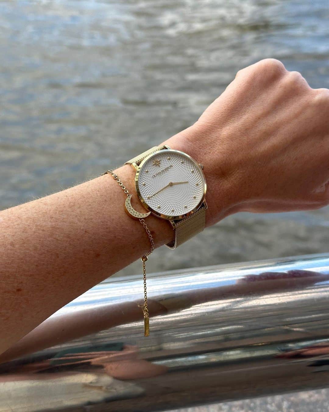 Olivia Burtonのインスタグラム：「An escape to the cosmic 💫   Our Celestial collection will give any outfit the perfect mix of sophistication and playfulness.  📸: @francescasaffari   #OliviaBurtonLondon #Jewellery #WomensWatches」