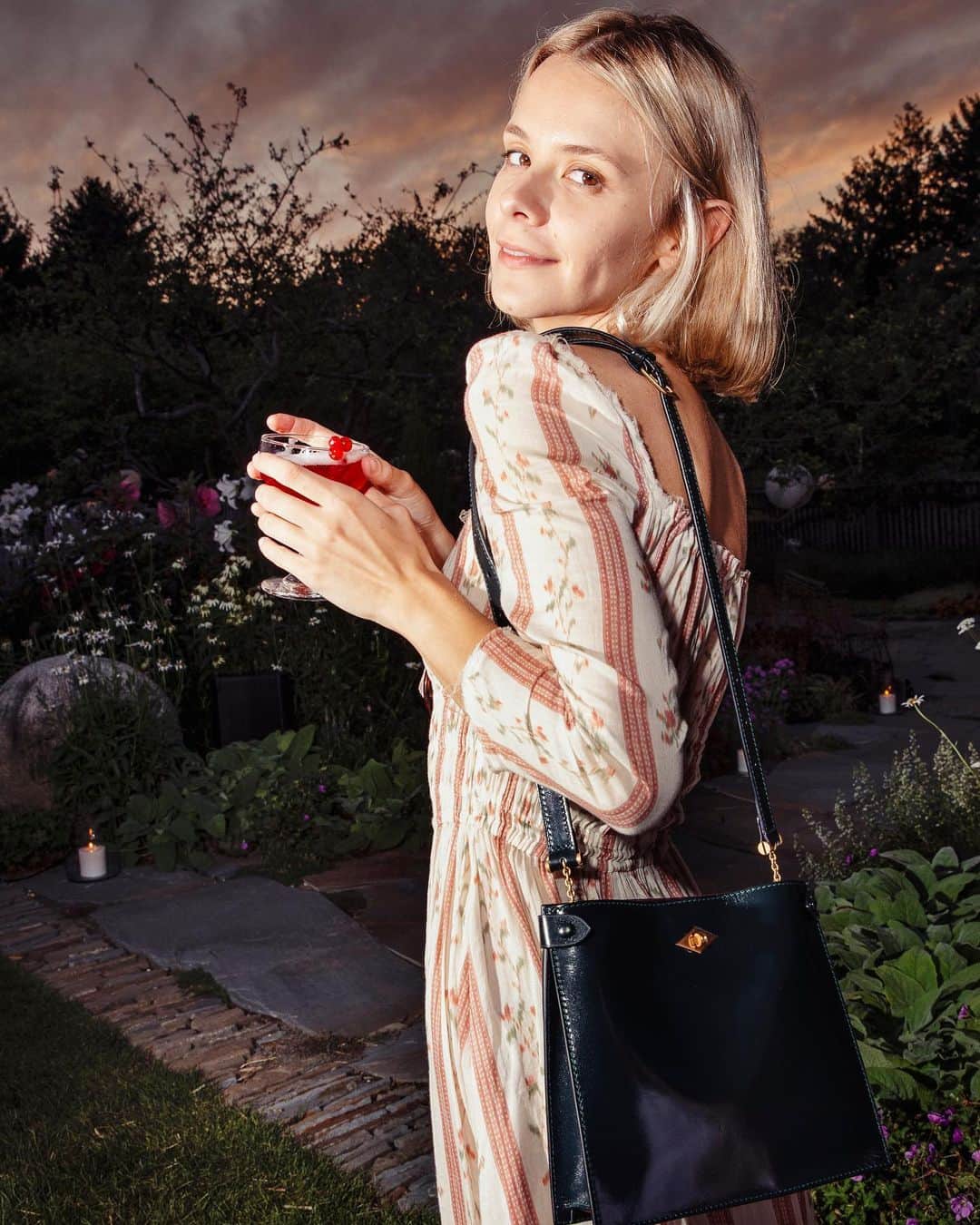New York Times Fashionさんのインスタグラム写真 - (New York Times FashionInstagram)「At recent events in the Hamptons, partygoers wore florals and linen as they sipped cocktails poolside.  Huma Abedin, an author and longtime aide to former Secretary of State Hillary Clinton, hosted a dinner for Métier, the London-based lifestyle and accessories brand with a stealth-wealth spirit. She wore a bright yellow floral sheath dress from One/Of by Patricia Voto and a splash of red lipstick.  Days later, on Saturday night in Bridgehampton, New York, artists and patrons rode golf carts up a long, hedge-lined path to an event for Ballroom Marfa, a contemporary art and performance space in West Texas. The institution was holding its Summer Party, a benefit celebrating its 20th anniversary.  Attendees were served yuzu margaritas by the pool before moving to a long, winding table for dinner. ​​Cory Kennedy wore a Meruert Tolegen top with cross-stitched red flowers. “I’m not someone who can just put a dress on and feel very comfortable, especially with the mosquitoes,” she said.  Tap the link in our bio to see more looks from the Hamptons in the latest installment of our Most Dressed series, which features great outfits from up, down and all around town. Photos by @adriennegrunwald and @rebeccasmeyne」8月16日 1時41分 - nytstyle