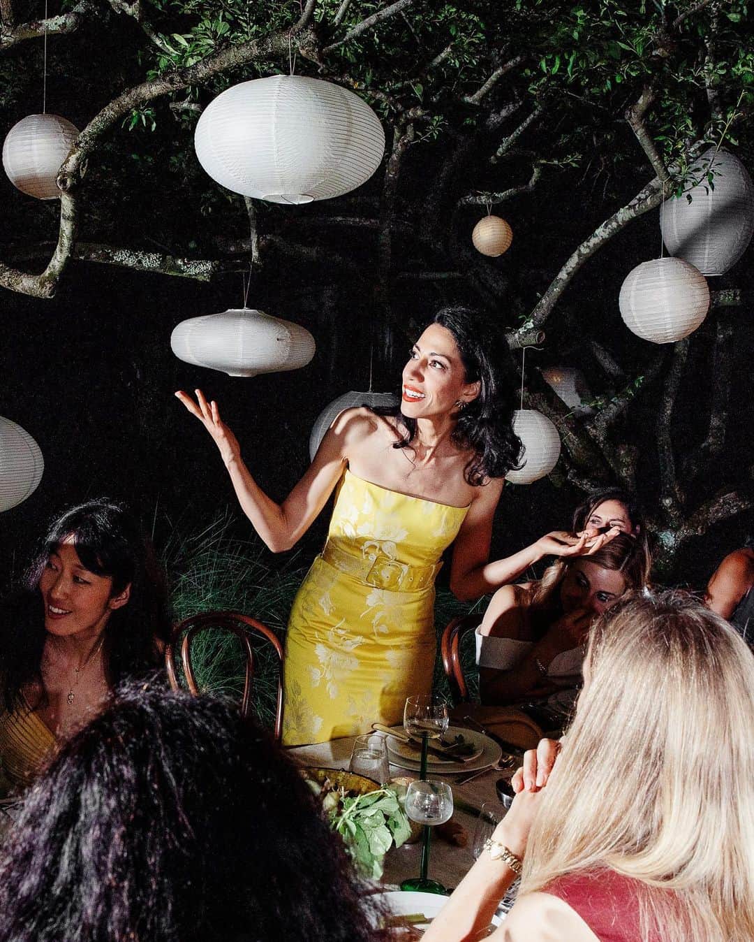 New York Times Fashionのインスタグラム：「At recent events in the Hamptons, partygoers wore florals and linen as they sipped cocktails poolside.  Huma Abedin, an author and longtime aide to former Secretary of State Hillary Clinton, hosted a dinner for Métier, the London-based lifestyle and accessories brand with a stealth-wealth spirit. She wore a bright yellow floral sheath dress from One/Of by Patricia Voto and a splash of red lipstick.  Days later, on Saturday night in Bridgehampton, New York, artists and patrons rode golf carts up a long, hedge-lined path to an event for Ballroom Marfa, a contemporary art and performance space in West Texas. The institution was holding its Summer Party, a benefit celebrating its 20th anniversary.  Attendees were served yuzu margaritas by the pool before moving to a long, winding table for dinner. ​​Cory Kennedy wore a Meruert Tolegen top with cross-stitched red flowers. “I’m not someone who can just put a dress on and feel very comfortable, especially with the mosquitoes,” she said.  Tap the link in our bio to see more looks from the Hamptons in the latest installment of our Most Dressed series, which features great outfits from up, down and all around town. Photos by @adriennegrunwald and @rebeccasmeyne」