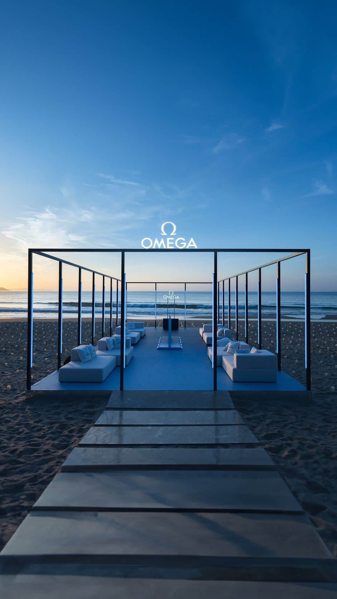 のインスタグラム：「#Seamaster   OMEGA in Sanya  Journey beachside for a look at OMEGA’s Summer Blue Seamaster event in Sanya China with guests OMEGA brand ambassador Liu Shishi and friend of the brand Glen Powell.  #OMEGA @liushishi_lss  @glenpowell」