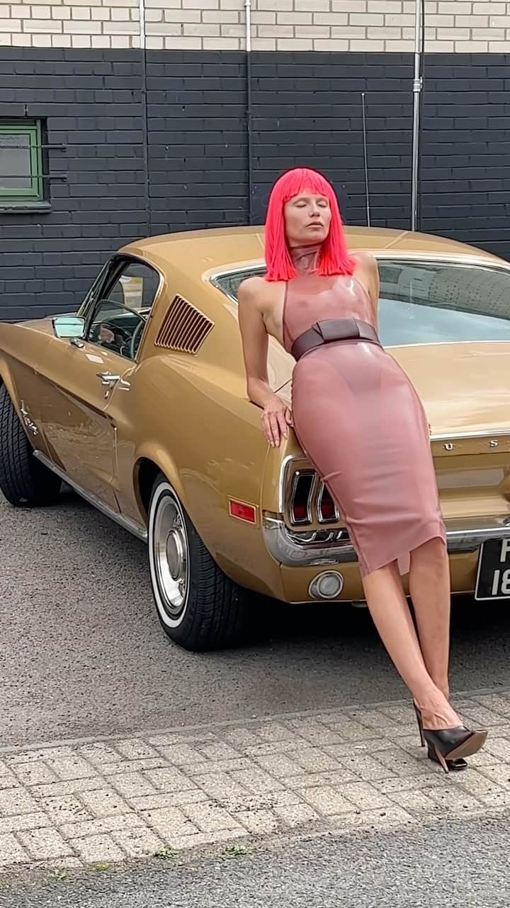 ナターシャ・ポーリーのインスタグラム：「Which Natasha Poly are you today?   “When I wear Alaïa, I feel confident. Pieter understands the very feeling of how women want to feel and look stepping out into the world.”   Jumping into an array of alter personas, @natashapoly comes into the light against the North London landscape, lensed through the dynamic of Willy Vanderperre.   📲Pre-Order Perfect Issue Five exclusively in the link in bio.   Photographer @willyvanderperre   Fashion Editor @kegrand  Talent @natashapoly  Writers @kegrand @an_gel_n Hair @anthonyturnerhair   Make-Up @lynseyalexander   Nails @chisatochee  Fashion @maisonalaia BTS Video @an_gel_n  Video Edit @jennyelizabethquinn @sebastiangolos @avenues.studio Casting @bitton @twodadstwokids @establishmentny Production @tiagiproduction Production Manager @marthabarrproduction @tiagiproduction  Photography assistance @romdub86 @richardcookza @petrospoyiatgi  Digital Technician @henricoutant  Styling assistance @julveitch @ned.5im5 Hair assistance @johnallanhair  Make-up assistance @phoebealana   #NatashaPoly #PerfectIssueFive」