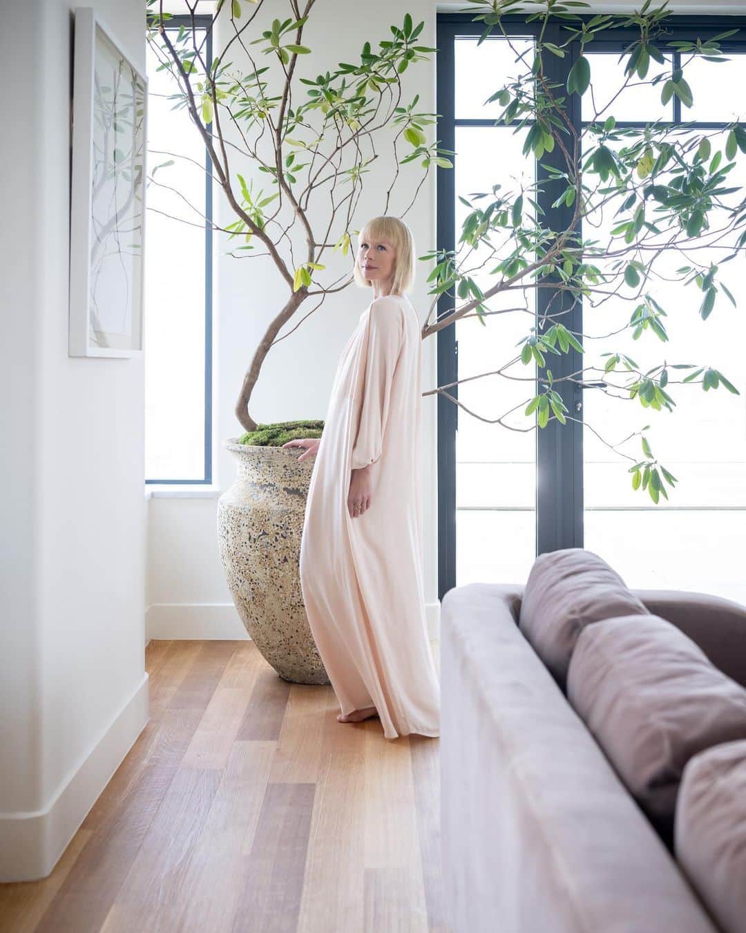 エリン フェザーストンのインスタグラム：「My exclusively for @anthropologie home collection is rooted in my favorite color palette- neutrals anchored by rich cocoa browns and earthy shades of blush. It looks great in a white wall setting as well as a room drenched in color. Swipe right to see another mood. Which is your vibe? 📷 @andrewwerner @anthroliving @rikkimenlo」
