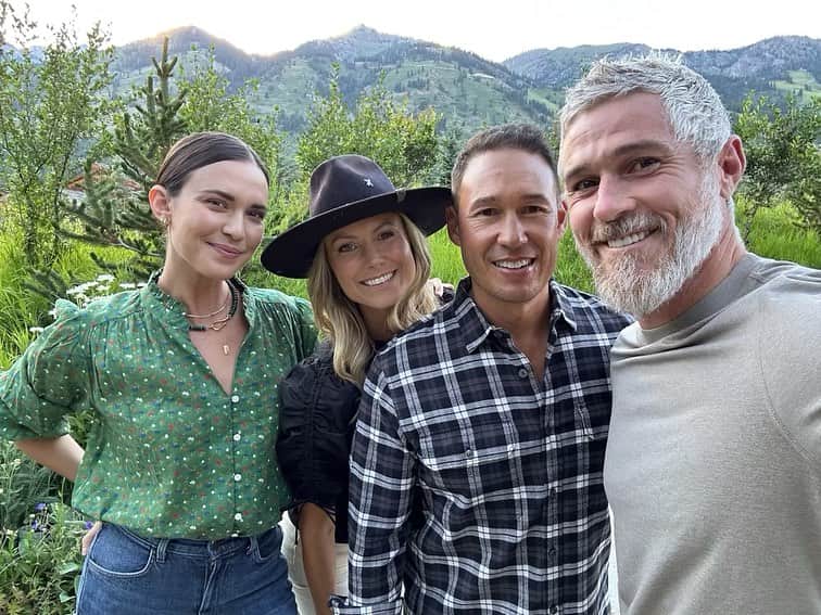 オデット・アナブルのインスタグラム：「Now and then. ⛰️🫶🏽 #friendsfor20years」