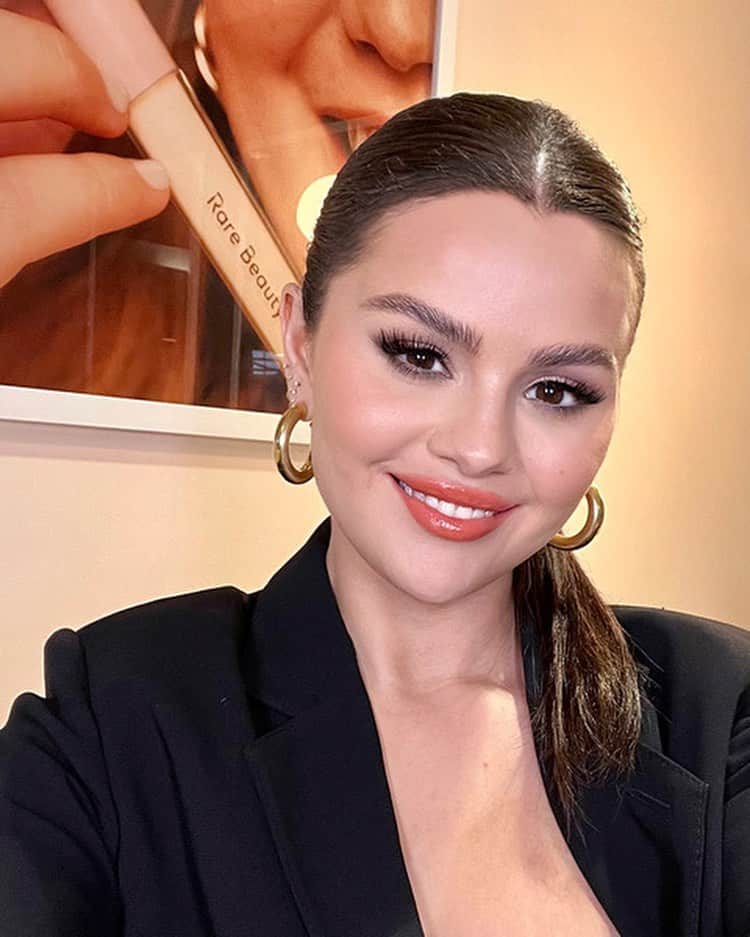 セレーナ・ゴメスのインスタグラム：「You know how much I love a laminated brow and I’m excited to finally share that my new @rarebeauty Brow Harmony Flexible Lifting Gel is here.​ ​ It’s my staple for that natural, fluffy, lifted brow – it holds all day without being stiff, sticky, or crunchy. You can shop it now only at RareBeauty.com」