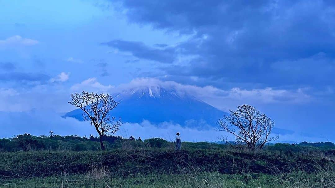 山口リサさんのインスタグラム写真 - (山口リサInstagram)「Mirror Mirror MV制作チーム🪞  久しぶりすぎる新曲のビデオ制作。 アーティストとは程遠い生活をしばらく送っていたから、緊張もしたし不安ももちろんあったけれど、復活する大切な新曲に120%の気合いで挑んでくださいました🙏  Mirror Mirrorを伝えるための監督のこだわりやストーリー…撮りたい絵をぜったい撮るんだという熱❤️‍🔥  朝霧高原の焼け野原を裸足で走ったのは一生の思い出です😌笑  ようやく振り返ることが出来ましたが、曲を作りレコーディングしミックスマスタリング、ジャケ写からビデオ…やっぱり1人では絶対できない。  たくさんの人のサポートのお陰です🙏  まだまだ再スタートしたばかりだけど、音楽を通して沢山パワーを届けられたらいいなと思います🙌  力添えありがとうございました❤️  Director : Shunsuke Yamaguchi DOP : Akihiko Kinomura Gaffer : Shoki Kurooka Focus Puller : P.I.G Hair & Make-up : Miyu Miyakawa & Misato Takeuchi Title Design : SKYVE Production : Nest Pack Jacket Art Direction, Design & Photograph : Tsukasa Yagi (GreenGlamor) Composer : SIBA Recording Direction : Atsuhiro At2 Watanabe Mix & Mastered: Ryusei  #ovaheadrecords  #mirrormirror #ミラミラ #山口リサ #lisayamaguchi」8月16日 2時02分 - yamaguchi_lisa