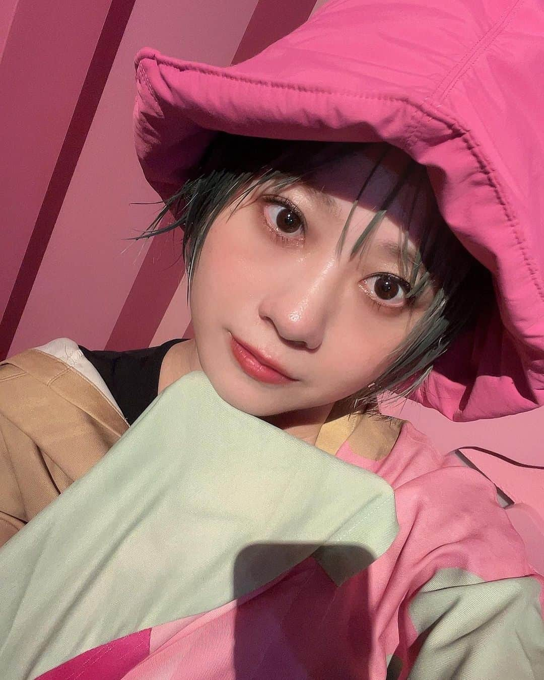 安住麻里さんのインスタグラム写真 - (安住麻里Instagram)「10枚じゃ収まらない魅力いっぱいの女性限定貸切サウナ、SANSUI SAUNAさんにご招待していただきました♨️ @sansui_sauna   大興奮するほどカワイイとおしゃれなアートが詰まった空間でサウナも水風呂も本格仕様なんて…！ ちなみにロウリュのアロマはアルテミスの薬草店さんの香りがたのしめます！ 水風呂も足がしっかり伸ばせてすばらしいーーー  さらにはサウナのあとにがっつり50分ヘッドスパが受けられます！！！  頭とけちゃうかとおもったしトリートメントまでしてもらえるから頭皮はもちろん髪までもげんきになりました！！！  アメニティも大充実していたので帰りの身支度もしっかりがっつりできます！  サウナ＋アート＋美容は私にとってお好みすぎる方程式でありました…！！！！  これだけじゃ全然伝わりきらないのでまた動画ものせたいなとおもいます！  #サウナ #貸切サウナ #Sansuisauna #サウナ好き #女性専用サウナ #ヘッドスパ」8月16日 1時59分 - azumari12