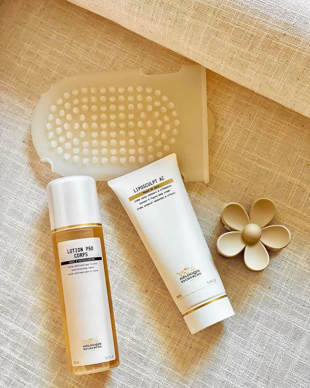 Biologique Recherche USAのインスタグラム：「Sunscreen and long lazy days in the sun may leave the skin on your body feeling extra dehydrated and in need of some TLC 🏖️  @elo.skin ‘s End-of-Summer 5 step body bath time ritual will have you feeling invigorated and good as new!  1. Dry brush for 5 minutes to induce lymphatic flow   2. Bathe + soak, towel off   3. Apply Lotion P50 Corps✨ on entire body with silicone glove (divine for blood flow + exfoliation – game changer for skin texture and your lotions will actually work and absorb properly if you do this key step)   4. Apply a firming body lotion like Liposculpt AC✨ or Crème Matricielle✨   5. Seal with a body oil – we love BR’s customized oils for your needs. Our faves are Huile Jambes Lourdes✨ for invigorating ‘heavy tired legs’ or Huile Détente✨ for the ultimate spa sensory experience. Smells heavenly!   📸: @elo.skin   #BiologiqueRecherche #FollowYourSkinInstant #BuildingBetterSkin #bodycare #LotionP50Corps #LiposculptAC #summerskin」