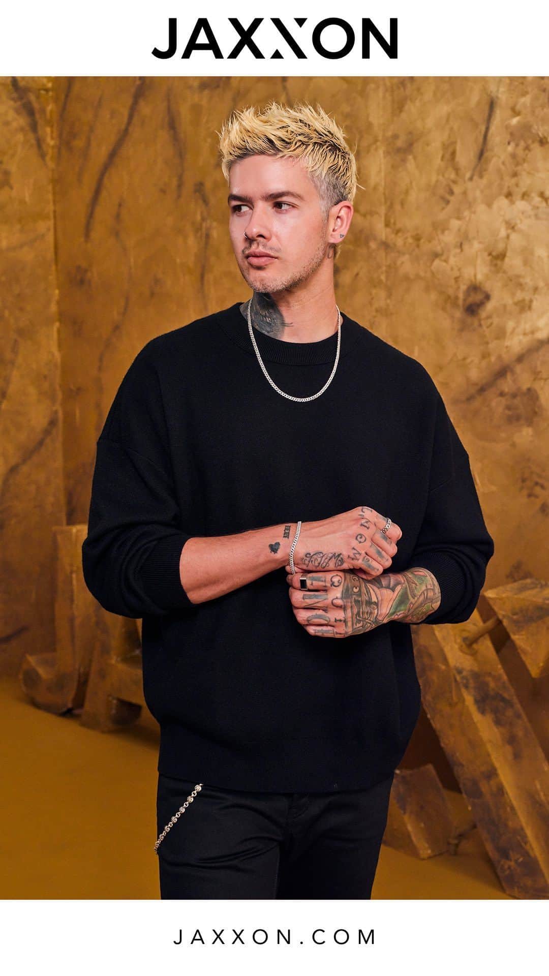 T・ミルズのインスタグラム：「Travis Mills for today’s Spirit of JAXXON: Diverse in talent and rich in style, Travis effortlessly blends music, entertainment, and TV with an innate fashion flair. His style and confidence come from a deep grasp of culture and aesthetics, making him a perfect fit with the JAXXON team. #jaxxon」