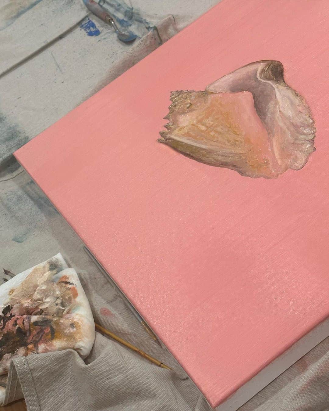 Amber Fillerup Clarkさんのインスタグラム写真 - (Amber Fillerup ClarkInstagram)「Learning oil painting has been so fun 😭 still getting the hang of it but here are a few. Was reading about Vishnu and was inspired to draw a conch shell since that is one of his weapons 🐚✨🩷 (PS be easy on me I’m learning 🤪)」8月16日 2時08分 - amberfillerup