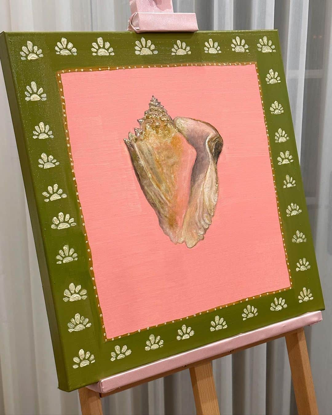 Amber Fillerup Clarkのインスタグラム：「Learning oil painting has been so fun 😭 still getting the hang of it but here are a few. Was reading about Vishnu and was inspired to draw a conch shell since that is one of his weapons 🐚✨🩷 (PS be easy on me I’m learning 🤪)」