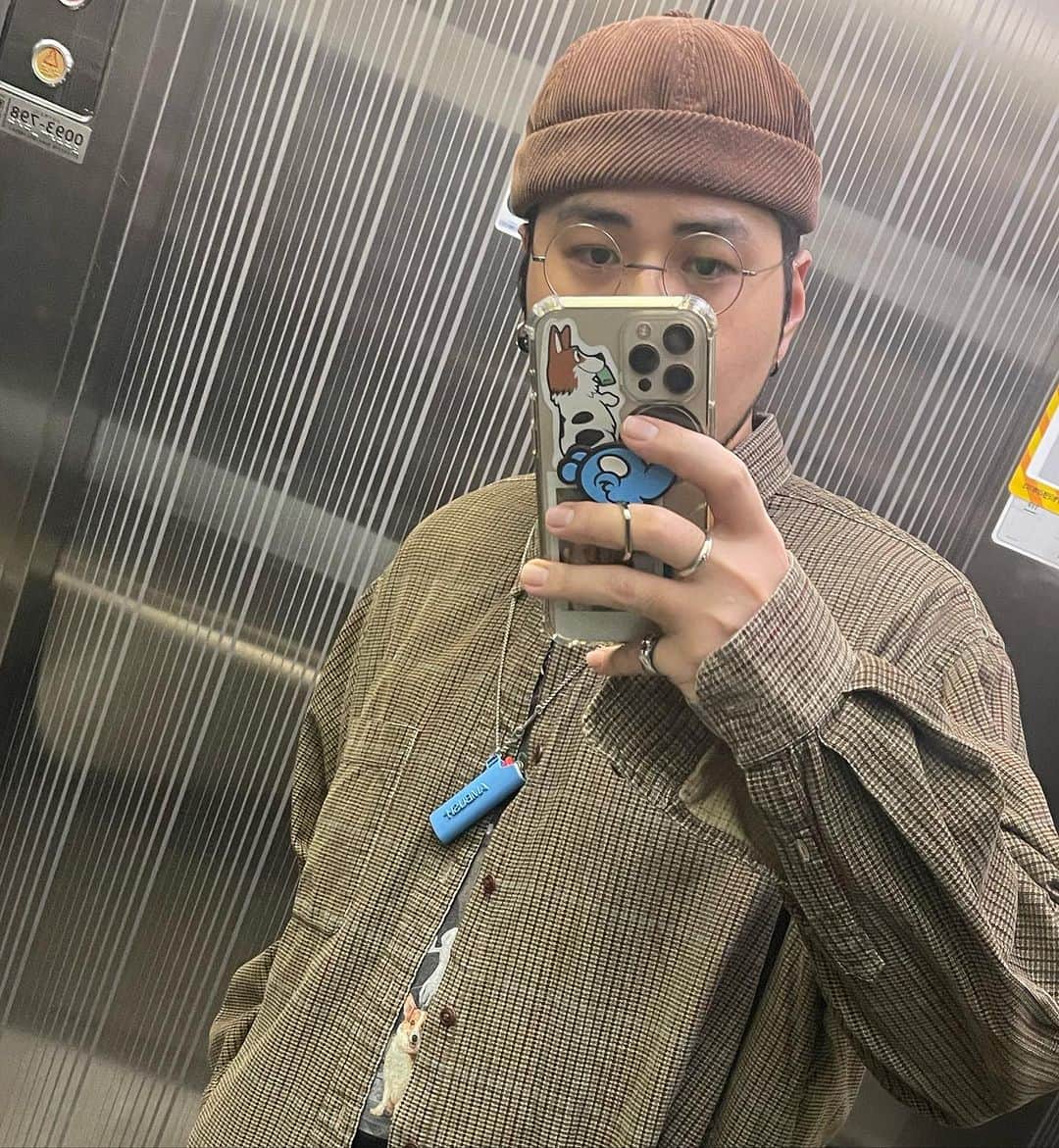 のインスタグラム：「どんぐりどんぐり言われた‼️😡😡😡（たしかに過ぎ）  中にコンジュのフォトT着てるのにあんま見えない‼️😡😡😡（ちらコンジュ）  韓国の何処にでも描いてるこのグラフィティー「ミスタータン」って言うアーティストらしい👅（まんま過ぎやろ）  蜘蛛の巣かわいい🕸️（かわいい）  コンジュずっとこっち見てくるカメラ慣れし過ぎインフルエンサー🐶（天才）」
