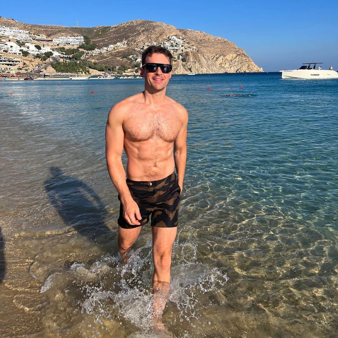 ブラッド・ゴレスキーのインスタグラム：「It’s my birthday! 46 baby!! Having the best day in Mykonos! 🦁🇬🇷」