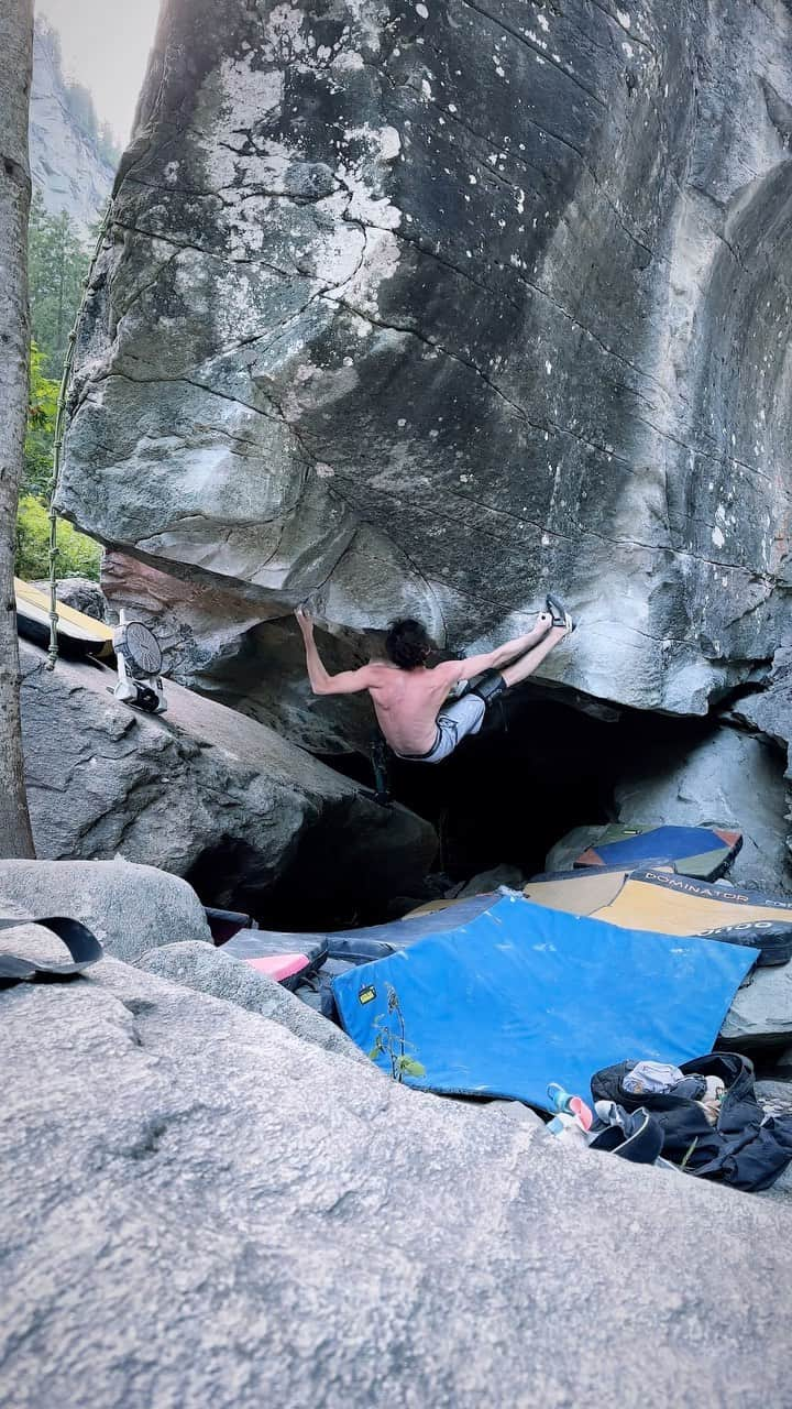 デイブ・グラハムのインスタグラム：「Riverbed [~8B] Back in the beginning of May when it was dumping rain in Ticino and all my projects were soaked I decided to go in the gym and do nice little training session, which turned out to be a VERY bad idea 😣 I was trying a problem on the Moonboard, except this particular wall had only one level of yellow feet at the start, and was around 50 degrees. I sat down, with two knob-like underclings, lifted myself off the ground, felt a bizarre crunching sensation in my left index, and fell 2 cm back onto my ass. Horrified, astonished, and gutted, I went home that night fearing the worst. I had it checked out, and low-and-behold, the cursed A2 pulley injury I expected was the verdict. Not a full rupture thankfully, but rest was in my destiny, and rest I did 🫡!!! Two months later after some cross-training and finger rehab I started climbing boulders between 7a and 8a, and also Riverbed, a lovely boulder I put up back in 2004, in an attempt to teach the finger to crimp again. After four sessions, over two weeks I managed to repeat the line, despite the brutal heat, from my original start 🤗 (yes, I first climbed this line from this obvious jug), but curiously with much different beta than I originally used! Since then, I’ve been climbing everything I can which feels intelligent, skipping anything extremely crimpy, and absolutely loving it. Since the end of July I’ve been spending more time up in the Alpine around Gottard Pass, and have amassed a nice little batch of projects which feel possible, stoking the psyche for September!!! Injuries are brutal, and it’s hard not to feel guilty for hosing my summer season, but I will learn from this one just like the others, and return with greater respect, love, and appreciation for what I love the most. CLIMBING 🫶🏻 Feels so good to be back out there everyday, feeling the strength return to my finger, my body, and of course, feeling the flow of moving on rock, my favorite sensation ever 😍 More moderate content to come, and hopefully some harder lines will go down as this recovery process dwindles into the past 🙌🏻 @adidasterrex @fiveten_official @petzl_official @frictionlabs @sendclimbing @tensionclimbing」