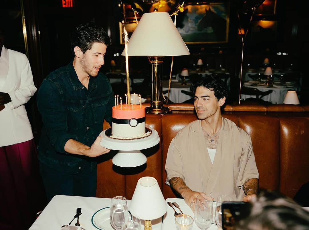 ニック・ジョナスさんのインスタグラム写真 - (ニック・ジョナスInstagram)「Happy birthday Joe. It’s very cool being your brother.」8月16日 2時56分 - nickjonas