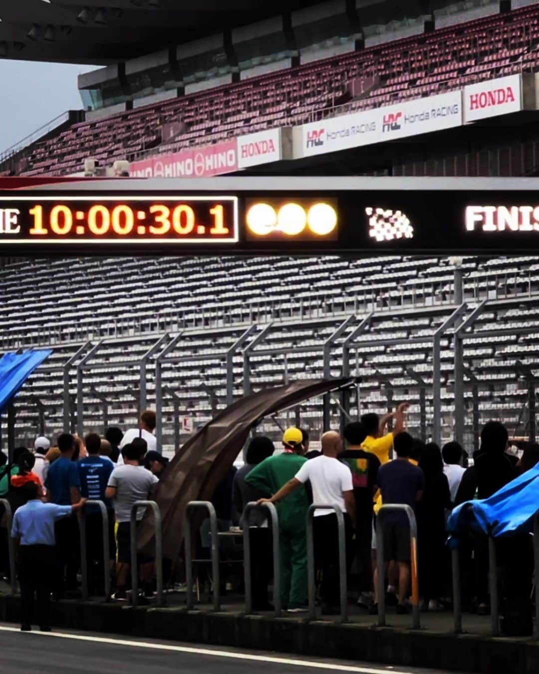 ピエール北川さんのインスタグラム写真 - (ピエール北川Instagram)「🏎️ 今日は富士スピードウェイでした。 毎年ドライバーとしてお誘いいただくK4GP❗️恒例の37号車は、今回10時間耐久レースを6人で戦う事になり、私は4番目の運転担当と初めて仮装するル・マンスタート担当（一応忍者w） チームは一時総合2番手まで順位を上げる力走をみせていましたが、私のスティントで他車とクラッシュ。その後走り続けるもののレースのラスト1時間は原因不明のエンジン不調でピットから出られず、残念ながら今年はチェッカーフラッグを受けられませんでした😭 クラッシュの相手チームは、修理後チェッカーまで走ることが出来たようで、少し救われました。 それにしても今回は37号車オーナーやチームの皆さんに申し訳ない走りをしてしまい反省してます。次またチャンスが頂ければ、その時はキッチリ無傷で走り切ります‼️ 大人が大真面目で楽しむモーターレーシング、#K4GP 🏆開催には色々ご苦労も多いと思いますが、主催者の皆様にはこれからも頑張って続けていただきたい素晴らしいレースです‼️ 関係者の皆様ありがとうございました🙇🏻」8月16日 3時05分 - pierrekitagawa