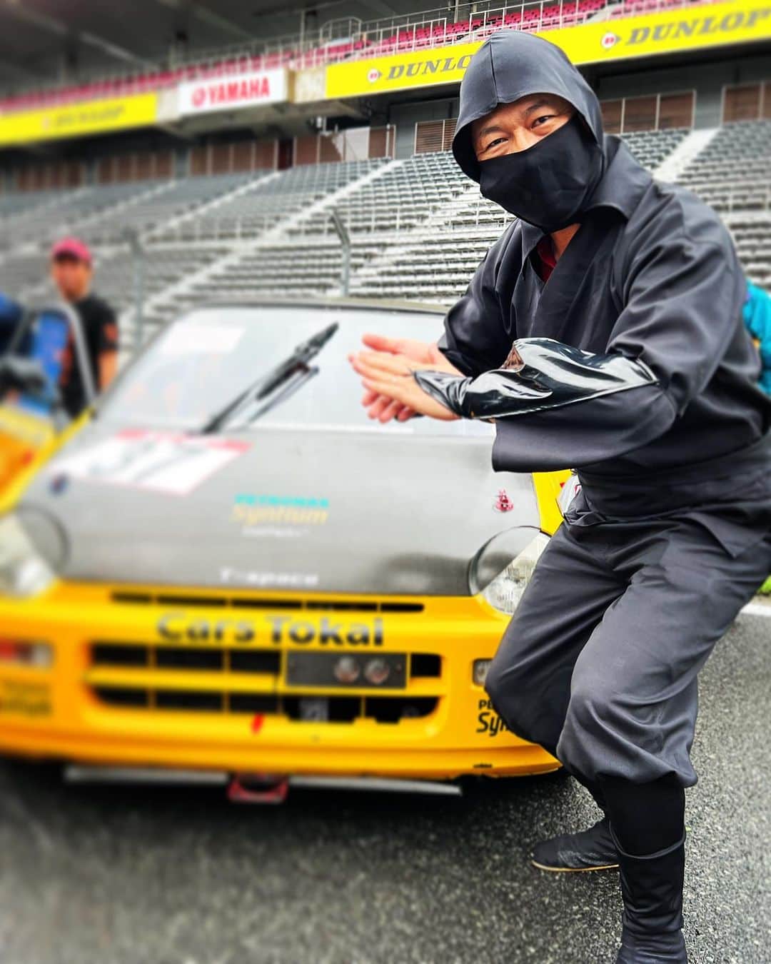 ピエール北川さんのインスタグラム写真 - (ピエール北川Instagram)「🏎️ 今日は富士スピードウェイでした。 毎年ドライバーとしてお誘いいただくK4GP❗️恒例の37号車は、今回10時間耐久レースを6人で戦う事になり、私は4番目の運転担当と初めて仮装するル・マンスタート担当（一応忍者w） チームは一時総合2番手まで順位を上げる力走をみせていましたが、私のスティントで他車とクラッシュ。その後走り続けるもののレースのラスト1時間は原因不明のエンジン不調でピットから出られず、残念ながら今年はチェッカーフラッグを受けられませんでした😭 クラッシュの相手チームは、修理後チェッカーまで走ることが出来たようで、少し救われました。 それにしても今回は37号車オーナーやチームの皆さんに申し訳ない走りをしてしまい反省してます。次またチャンスが頂ければ、その時はキッチリ無傷で走り切ります‼️ 大人が大真面目で楽しむモーターレーシング、#K4GP 🏆開催には色々ご苦労も多いと思いますが、主催者の皆様にはこれからも頑張って続けていただきたい素晴らしいレースです‼️ 関係者の皆様ありがとうございました🙇🏻」8月16日 3時05分 - pierrekitagawa