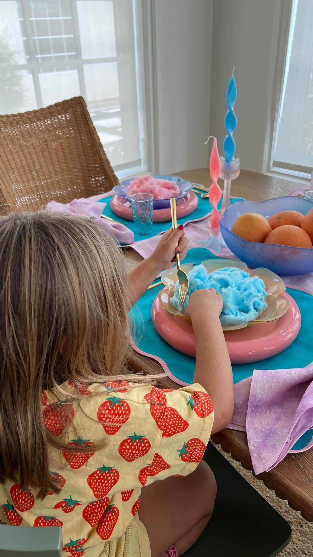 Amber Fillerup Clarkのインスタグラム：「Who doesn’t need a bowl of 🍬☁️✨」