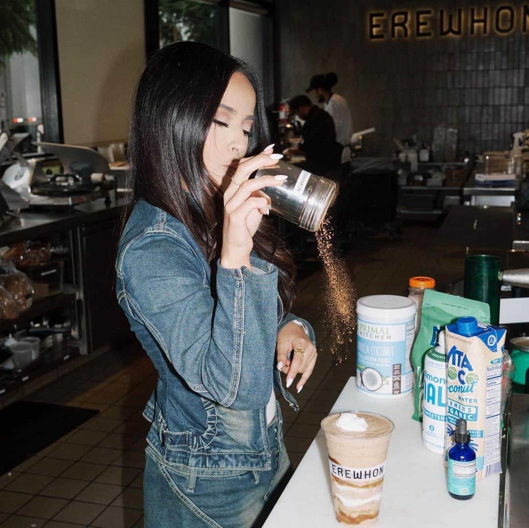 Vita Coco Coconut Waterさんのインスタグラム写真 - (Vita Coco Coconut WaterInstagram)「Sippin' on the Swirl-Chata by @iambeckyg has us 🥥s for real! Find this coconutty, cinnamony delight exclusively at @erewhonmarket now through 9/15. Blended with our very own Farmers Organic Coconut Water, your taste buds are in for a dance party (similar to the ones we have when we're dancing around our room to Arranca) 🎶」8月16日 3時08分 - vitacoco