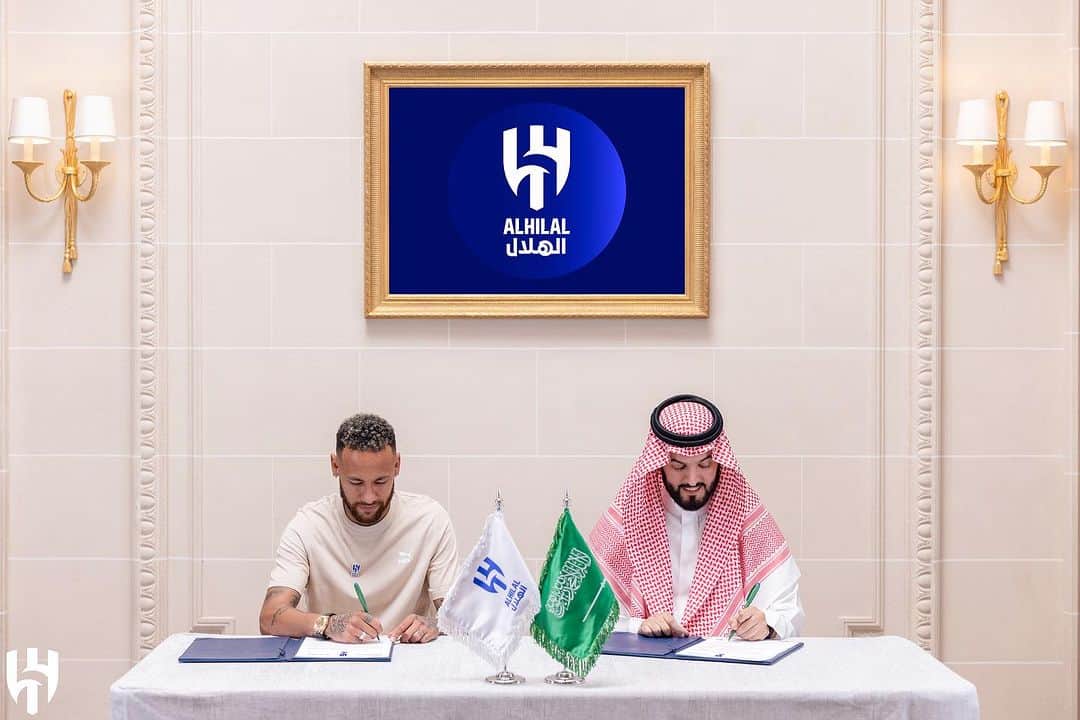 ネイマールのインスタグラム：「. 📸 The HISTORICAL is coming @neymarjr 🤩💙  #Neymar_Hilali 💙」