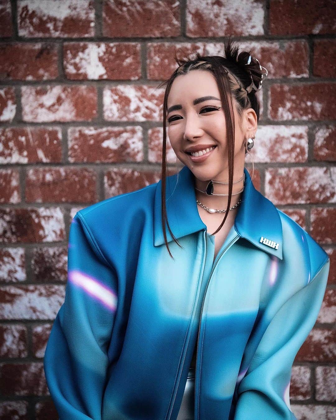 TOKiMONSTAのインスタグラム：「The music video for “Eats the Tale” is live! @lucyxx and I stayed up late editing together. Link in the normal places 🙃🐍   Shout out to the entire team that made this possible: @Rochelle_jordan ✨ Director - @xxlucy Producer/AD - @dj_voltran Executive Producer - @winterhalter_ DP - @jordanfisherfilms Male Lead - @doom_wav Wardrobe - @alexisbergens  Hair/makeup - @sinhvo AC - @zwarren.exe Gaffer - @tansleylitthis Grip - @dittydays Art Dept - @abbymariama Color - @scottyknowss Photo - @_samfrank  PA - @__johnjose + @tru3yinyang BTS - @mattietrue + @joeypucino  Prod Company - @kursza (And a special thanks to all of the extras)」