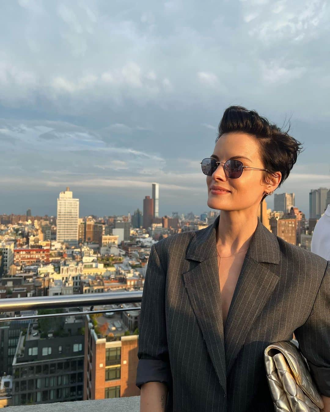 ジェイミー・アレクサンダーのインスタグラム：「Lovely evening at the Australian Fashion Foundation Summer Party celebrating Aussies in fashion 💛 Wearing a suit my very talented stylist @marc_eram did with @becandbridge 🇦🇺 #ausff」