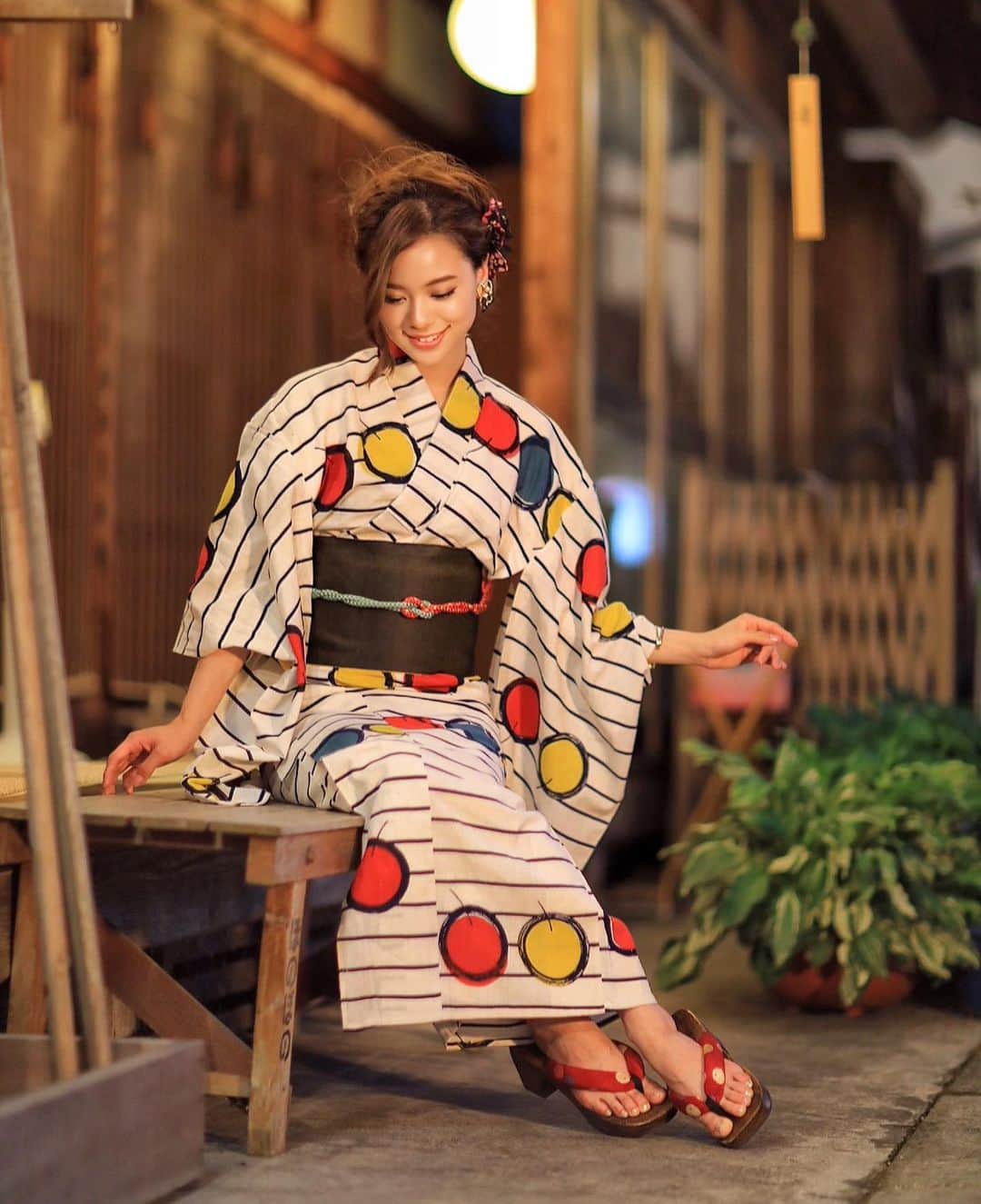 舘林佳史のインスタグラム：「お盆 日本の風景✨  縁側と浴衣は最高ですね♪   誰でも物語の主人公になれるをキャッチコピーに ドラマや映画の物語のワンシーンの様なDramaticStoryPhotと言う名前で活動作品作りをしています。  大好評のドラマティックフォトのご依頼はこのクオリティーで30000円〜(ほぼ諸経費)で受け賜わっています)^o^(   素敵な作品を一緒に作りたい！コラボレーションしたい 美容師・メイクアップアーティストさん ・服飾デザイナーさんクリエイターさんも随時募集中です✨  お姫様になりたい👸物語の主人公になってみませんか^ ^⁉︎  たった一枚の写真で人生が変わる‼️  ドラマティックフォト撮影に興味がある方撮影依頼 お待ちしてます☺️💓  モデル宣材撮影 コンポジ Book作り プロフィール撮影 ブライダルフォト記念撮影 衣装レンタル 成人式 着物ドレスロケーションフォト スチール サロンモデル撮影 写真集等撮影のご依頼何でもお気軽にお問い合わせDM下さい✨  ༚┈❁┈༚༝༝༚┈❁┈༚༝༝༚┈❁┈༚༝༝༚┈❁┈ ༚༝༝༚┈❁┈ . ．  #ドラマティックフォト #お盆 #昭和の風景 #夏休み #お祭り #夏祭り #浴衣 #縁側 #作品作り #モデル #モデル募集 #撮影依頼受付中」