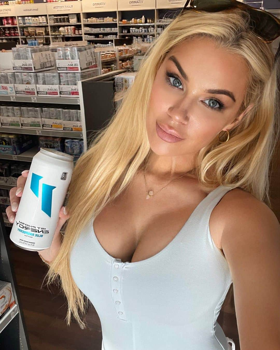 ジェサ・ヒントンのインスタグラム：「⚡️GIVEAWAY⚡️     @1stphorm and @VitaminShoppe are teaming up to get you some free 1P Energy!      •    ALL flavors of 1st Phorm Energy are now available at Vitamin Shoppe nationwide, and you have a chance to win a free case! ⚡️      •    How to enter: ▹ Make a post showing yourself getting the best energy drink on Earth at The Vitamin Shoppe 😎      •    ▹ Post it on your IG feed using hashtags #1stphormenergy #1stphormgiveaway #iam1stphorm  ▹ Tag 3 friends in the comments who you think should make one too 👊  We will be announcing THREE winners per week through Tuesday, September 5th.  Winners will be notified on the @1stphorm story.  [Open to U.S. residents only. Must be 18+ to enter. This giveaway is in no way sponsored, endorsed, administered by, or associated with Instagram.]」