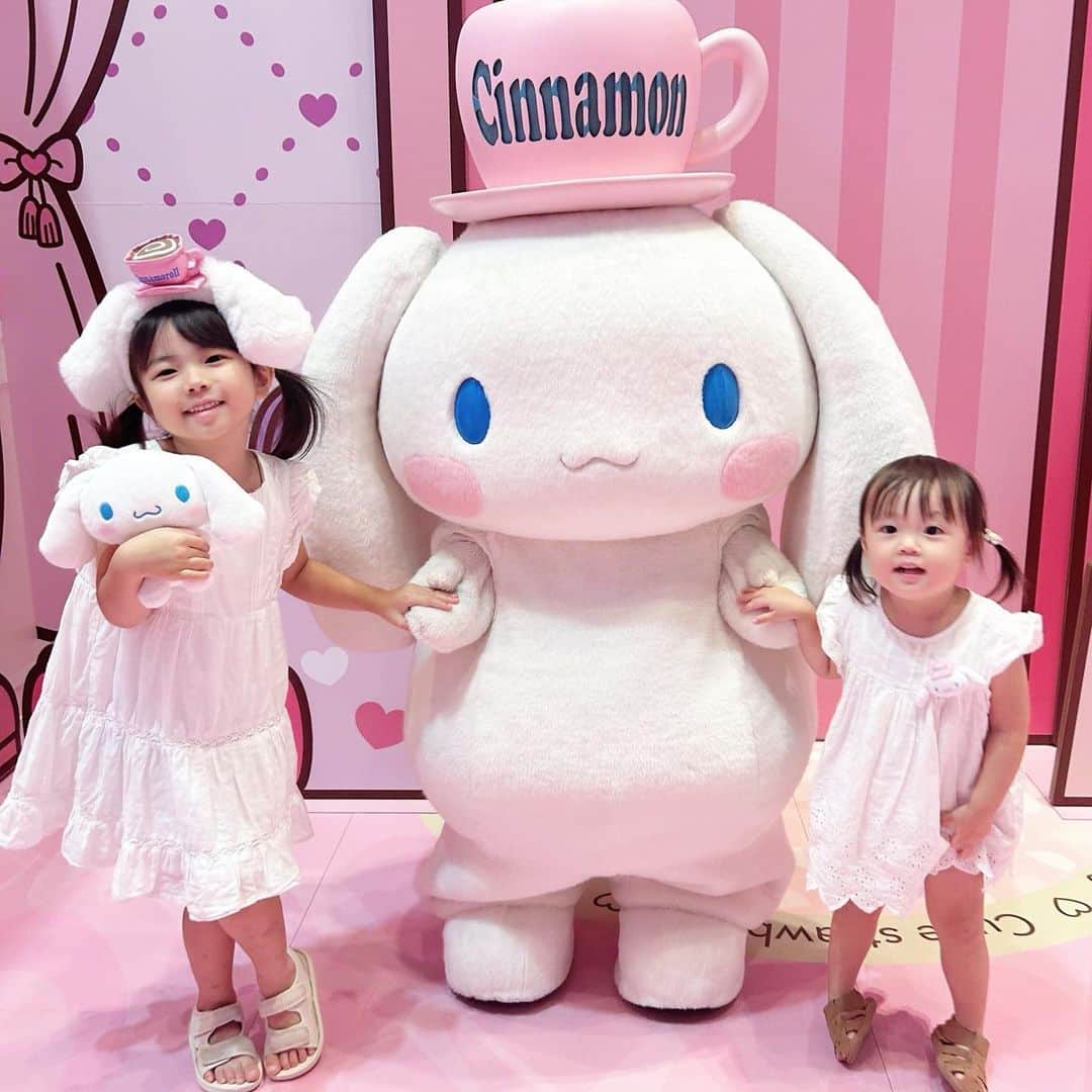 mariomi324のインスタグラム：「#サンリオピューロランド 🎀 ⭐︎ 初めて行ってきましたー！！！👨‍👩‍👧‍👧 最近サンリオ大好きな長女ちゃんが思いっきり楽しんでくれて本当よかった🥰 次女はそこそこ楽しんでました😂 ⭐︎ キャラクターに会う度に推しが変わってて面白かった😆♥️ また行こうね✨ ⭐︎ 可愛い写真たくさんだからしばらく載せますね、すみません🥹🫶 #親バカ部  ✳︎ ✳︎ ✳︎ ✳︎ #5歳 #2歳10ヶ月 #女の子ママ #姉妹ママ #姉妹 #キッズコーデ #キッズファッション #姉妹コーデ #リンクコーデ #今日のコーデ #ootd #outfit #子供服 #kidsfashion #kidstagram #instakids #kidsphotography #sisters #シナモロール #クロミ」