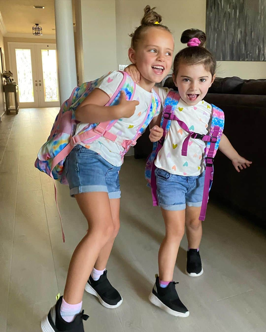 ジェニー・デルさんのインスタグラム写真 - (ジェニー・デルInstagram)「✏️ Back to school for these two! #MaddieMB is in Pre-K. #KenzieMB in the “3’s”!   So long sweet summer!   @willmiddlebrooks_」8月16日 3時29分 - jennydell_