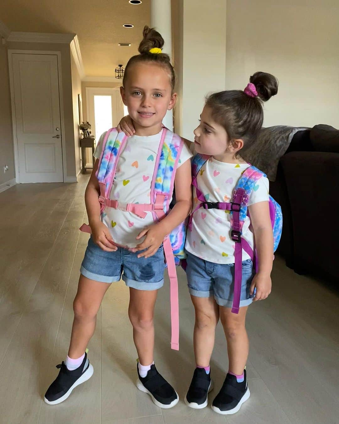 ジェニー・デルさんのインスタグラム写真 - (ジェニー・デルInstagram)「✏️ Back to school for these two! #MaddieMB is in Pre-K. #KenzieMB in the “3’s”!   So long sweet summer!   @willmiddlebrooks_」8月16日 3時29分 - jennydell_