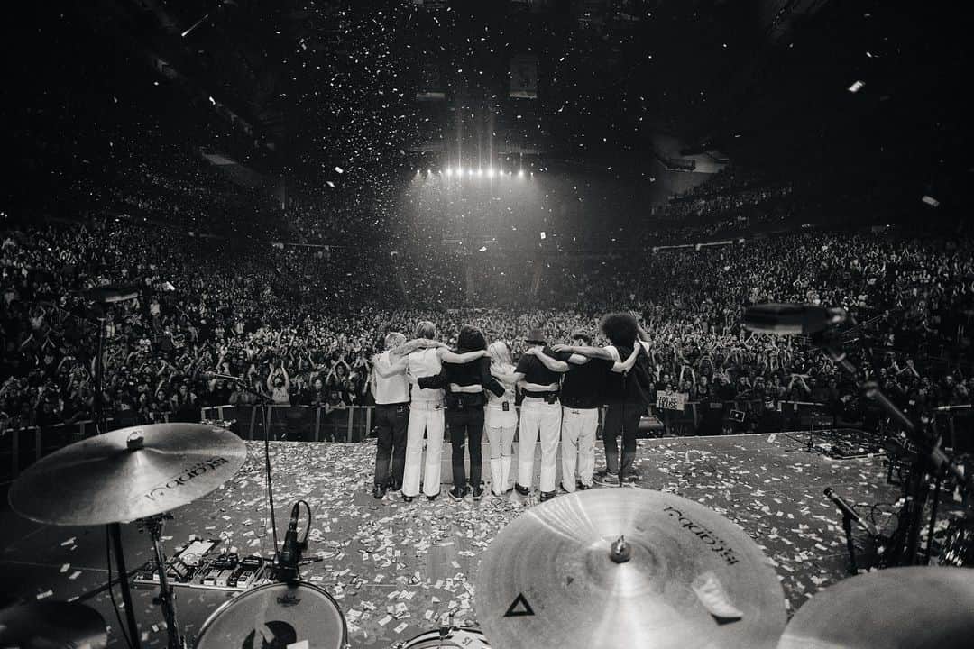 ヘイリー・ウィリアムスさんのインスタグラム写真 - (ヘイリー・ウィリアムスInstagram)「you ever been in the same band since junior high?  me and zac and t are the luckiest.  and major love to joey, logan, brian, and joe for joining this band when they did and making us better. there’s nothing like this iteration of our live sound. we are incredibly proud of the show we put on for people this year.   im most proud of how joyous a Paramore show feels in 2023. we’ve overcome a lot as a band over 18 years (20 if you count the garage band/basement dwelling era)… and to know each other better, create more freely, and be fully present for this ride is more than i could’ve ever hoped for.   it’s just social media but please take this lil fleck of my heart and know if you listened to us or saw us this year, you’ve changed our lives for the better.」8月16日 3時32分 - yelyahwilliams