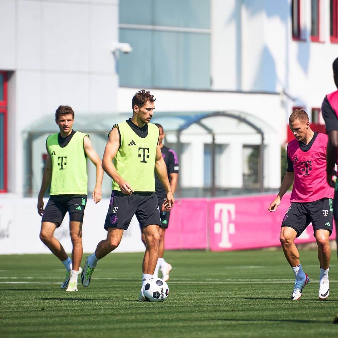 レオン・ゴレツカのインスタグラム：「Guter Start in die letzte Trainingswoche vor dem Bundesligastart 🔴⚪️ … Turniersieg inklusive ! 🤝🏼😬」