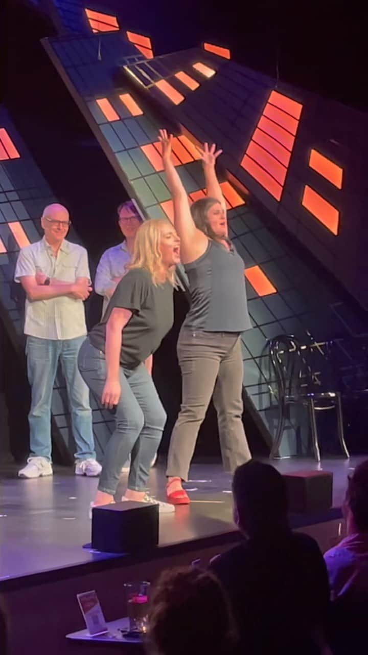 ローレン・アッシュのインスタグラム：「I got to improvise at @secondcityto with some of my oldest friends this past weekend. It was joy personified. Nothing like an improvised song with @ashleybotting to make my heart sing.   My whole career began at Second City and it was a true honour to return and step on stage as a part of their 50th anniversary. More posts to come!!」