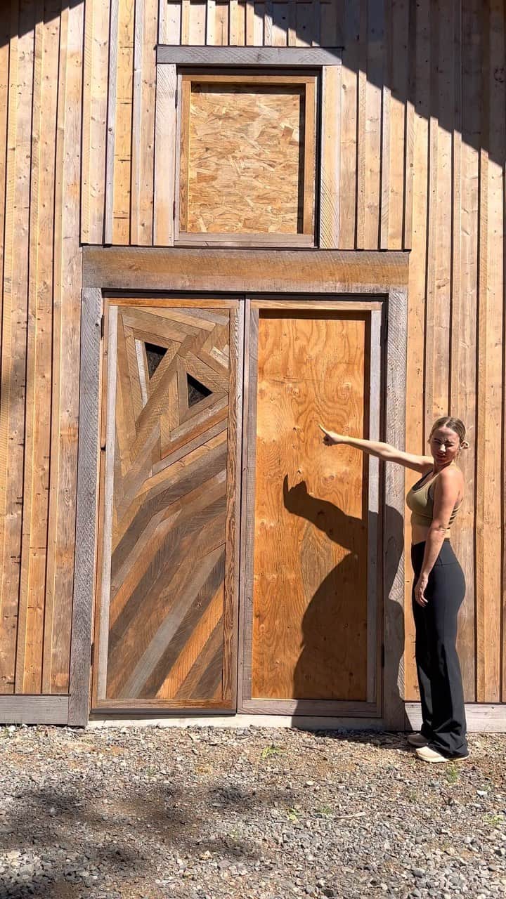 サラ・ジーン・アンダーウッドのインスタグラム：「What do you think of the doors? . #diy #handmade」