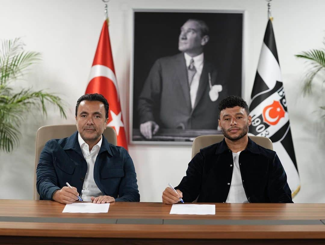 アレックス・チェンバレンさんのインスタグラム写真 - (アレックス・チェンバレンInstagram)「Thank you for the warm welcome @besiktas 🦅🇹🇷 Excited for this new challenge and can’t wait to get started! ⚫️⚪️   Sıcak karşılamanız için teşekkür ederim @besiktas 🦅🇹🇷 Bu yeni meydan okuma için çok heyecanlıyım ve bir an önce başlamak için sabırsızlanıyorum! ⚫⚪」8月16日 3時56分 - alexoxchamberlain