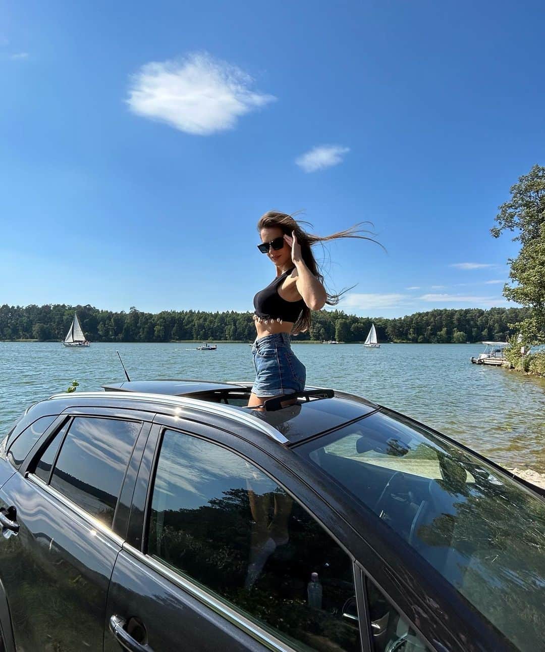 Karolina Bojarのインスタグラム：「Na wodzie oddycham! ⚓️ Dziś wyruszyliśmy z @suzuki_polska na Mazury korzystać z pięknej pogody i podziwiać przepiękny zachód słońca 🌅♥️  [współpraca ambasadorska] @suzuki_sport_promotion #Mazury #Mazurycudnatury #lake #holiday #deepbreath」