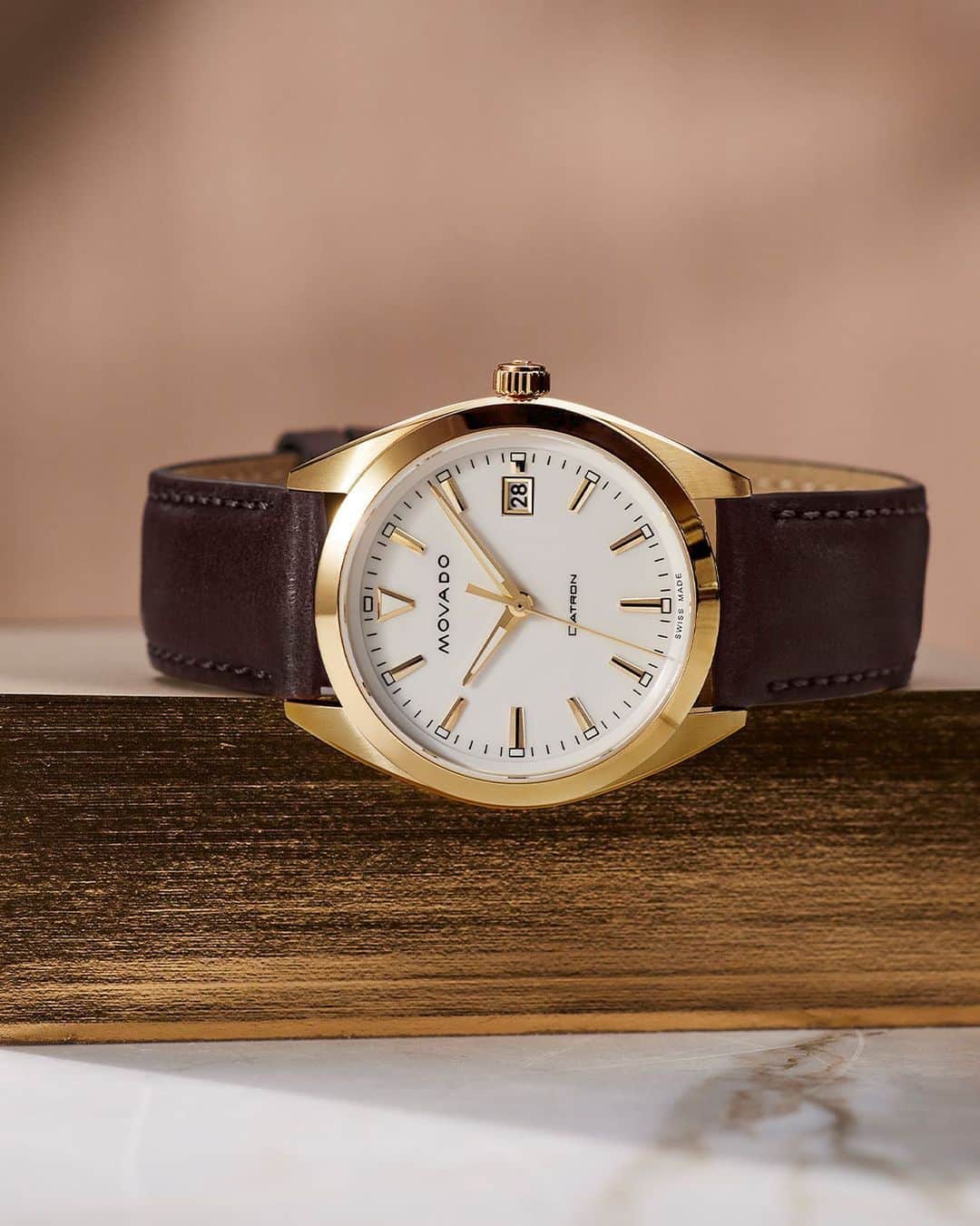 モバードのインスタグラム：「Timeless taste, iconic revival. This #MovadoHeritage Datron is crafted with a white dial and luxurious chocolate brown leather strap. Tap to learn more!」