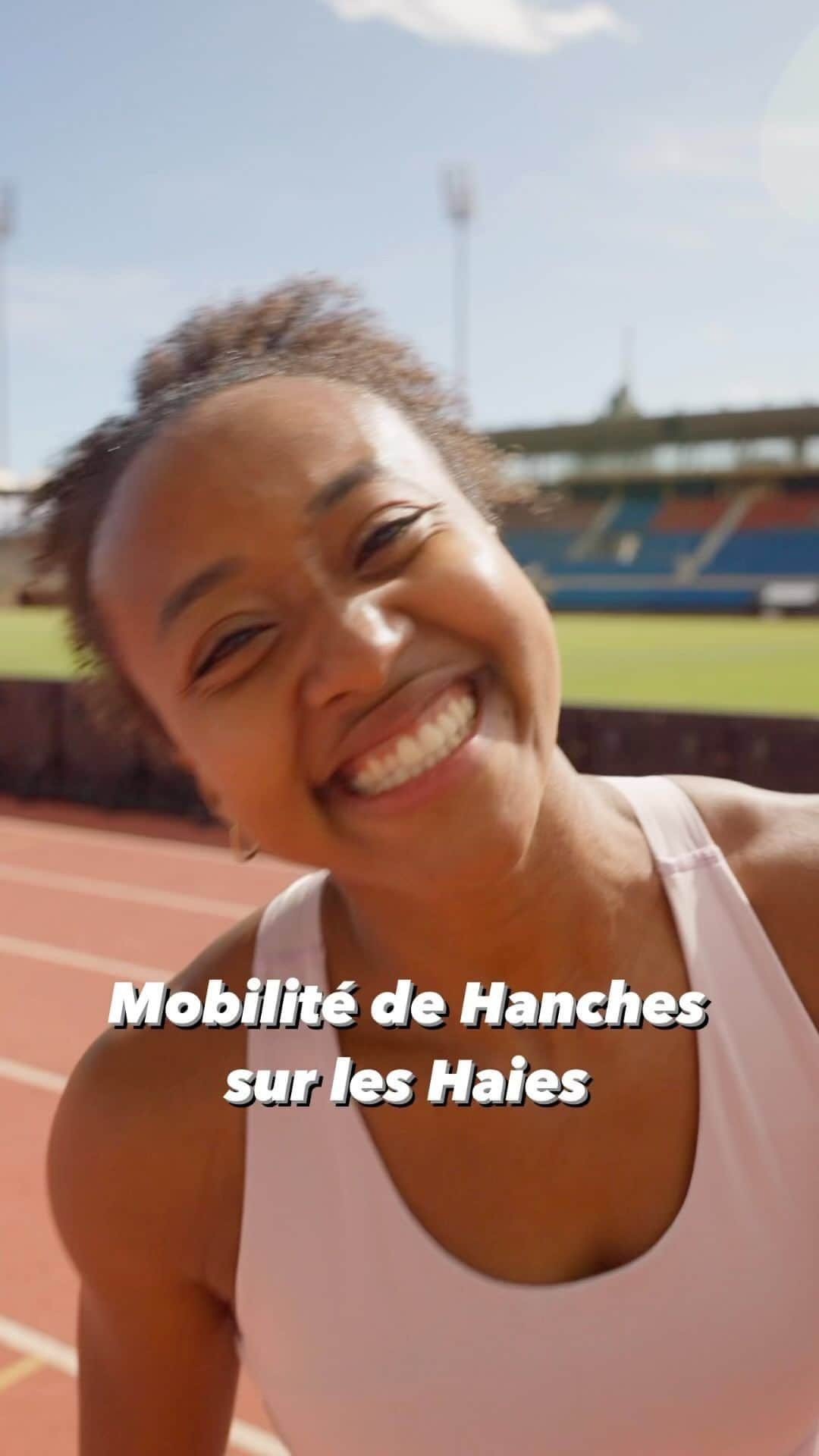 サラ・アチョのインスタグラム：「❗️NOUVELLE SÉRIE DE VIDÉOS❗️ J’ai envie de partager avec vous tout ce que j’apprends chaque semaine à l’entraînement 🏃🏾‍♀️🥰 Je lance donc cette nouvelle série de vidéos en vous donnant des idées d’exercices à faire à l’échauffements, des conseils pour courir de façon plus efficace et quelques tips de renforcement !   Qu’est-ce que tu en penses ?? 🤩🤩  Pour cette première vidéo je partage avec toi ma routine de haies préférée 🤩 installe une haies sur deux plus haut pour pouvoir passer dessous !」