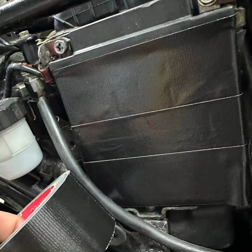 Z李さんのインスタグラム写真 - (Z李Instagram)「オールブラックにしたCBXのアルフィンから透けて見えるバッテリーの白を、黒の粘着テープで巻いてスッキリ。大事だよなこういうの。  #旧車 #CBX #CBX400F」8月16日 4時21分 - kiss0fthedrag0n