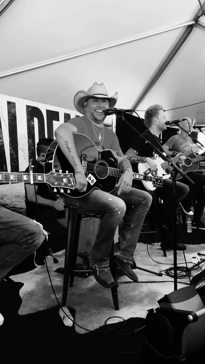ジェイソン・アルディーンのインスタグラム：「Love havin the fam out 🤟🏼 Sioux Falls, Welch, and Des Moines…y’all ready?」