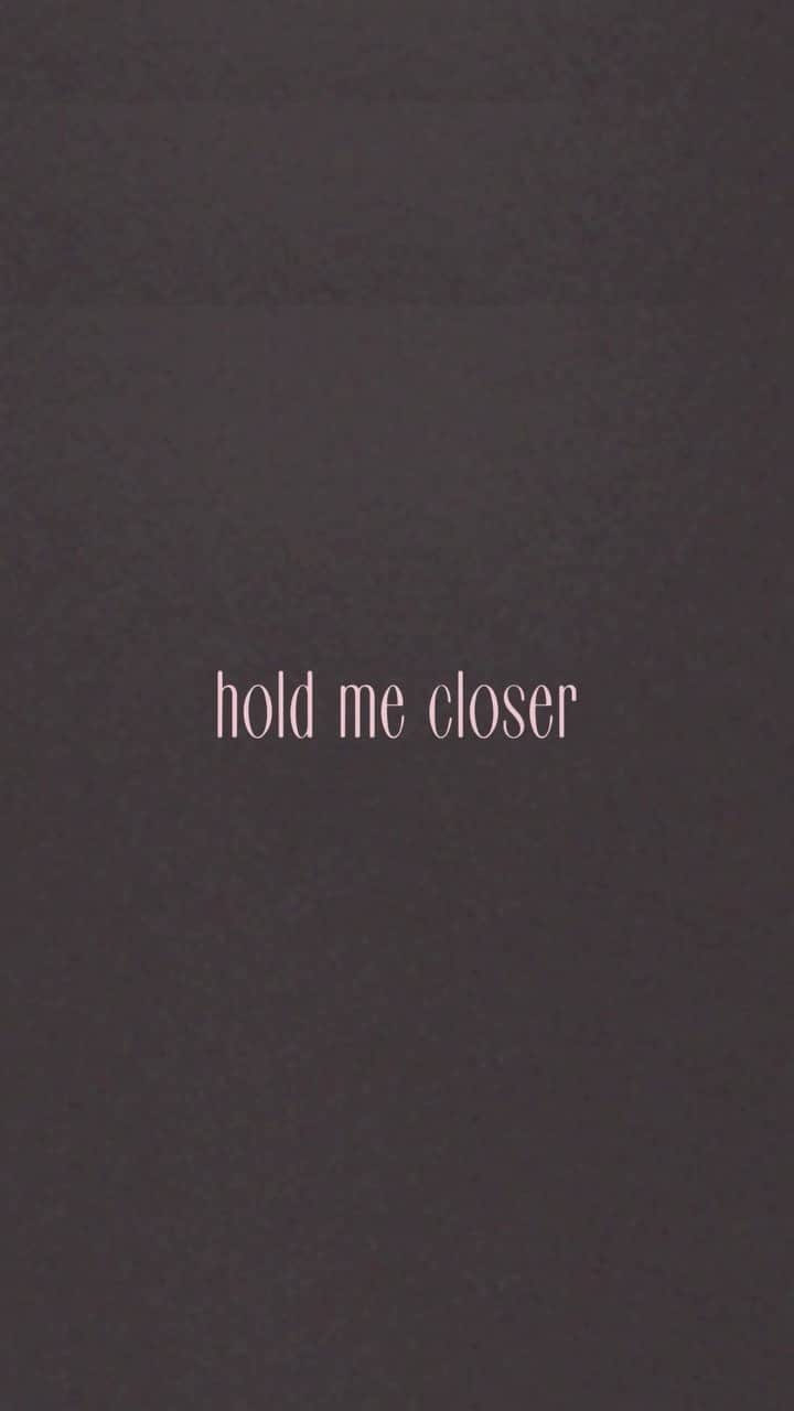 ケリー・クラークソンのインスタグラム：「“Come on over, hold me closer, fall into my arms I’d never let go...” 🍷💔☀️ Learn the lyrics to the title track of my new album #chemistry on @youtube.」