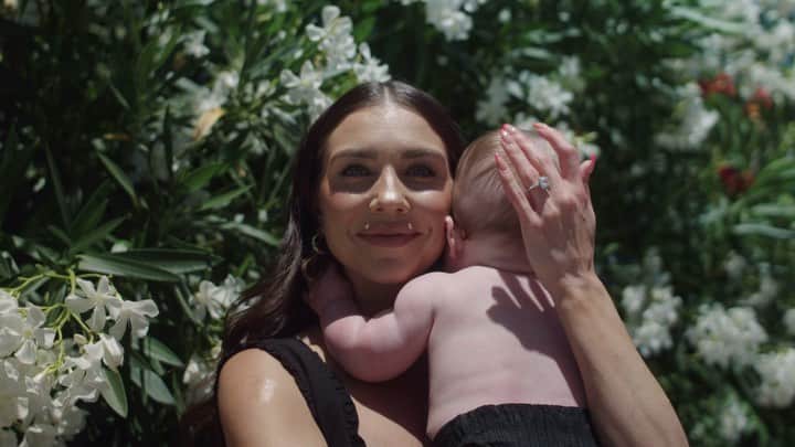 ジェナ・ジョンソンのインスタグラム：「A moody moment for these new @get.dyper charcoal diapers! I am obsessed, and Rome is too! #DYPERcharcoal #dyperpartner  🎥: @tsernovfilms」