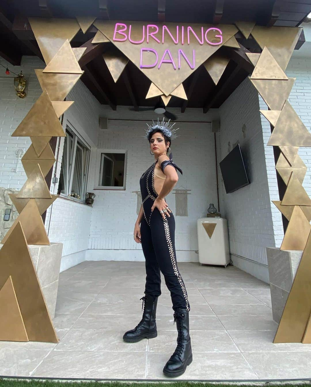 サラ・ウルタドのインスタグラム：「Probablemente una de las mejores escaladas de un fotocall en las que me he visto nunca🎢🔥  Esto es @dangeloous trayendo el Burning Man a Madrid en Agosto a 200 grados a la sombra…  Y estos somos el resto de nosotros enfundándonos las botas y lo que haga falta para celebrarlo por todo lo alto 🎆   #burningdan 🫶🏼🇮🇨🫂」