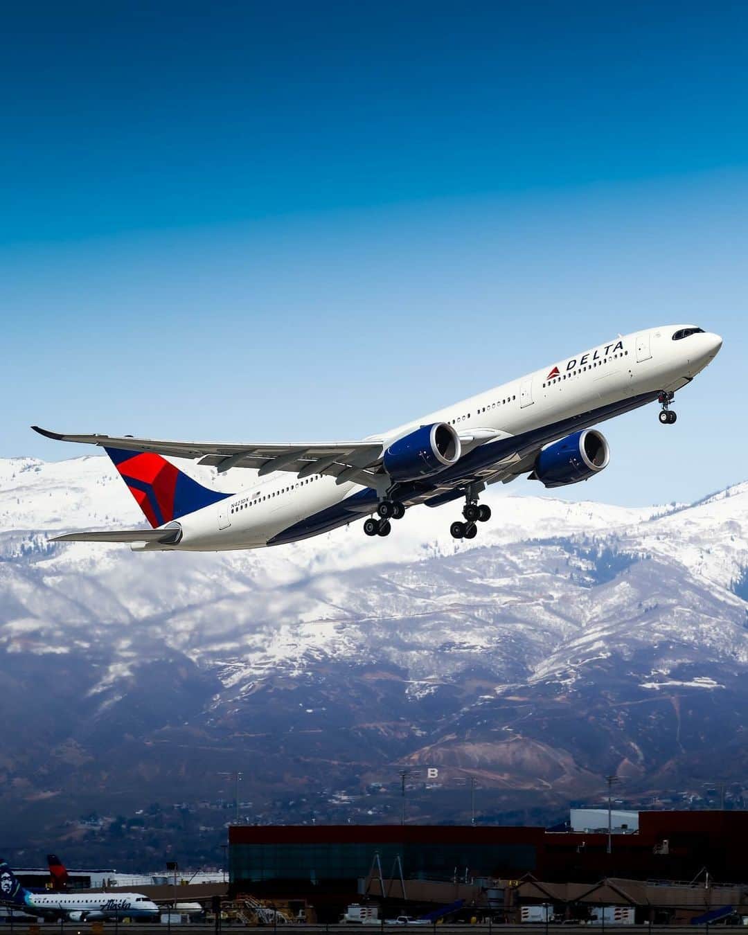 デルタ航空のインスタグラム：「When the photographer says strike a pose 📸  Photo: @aydyn.aviation」