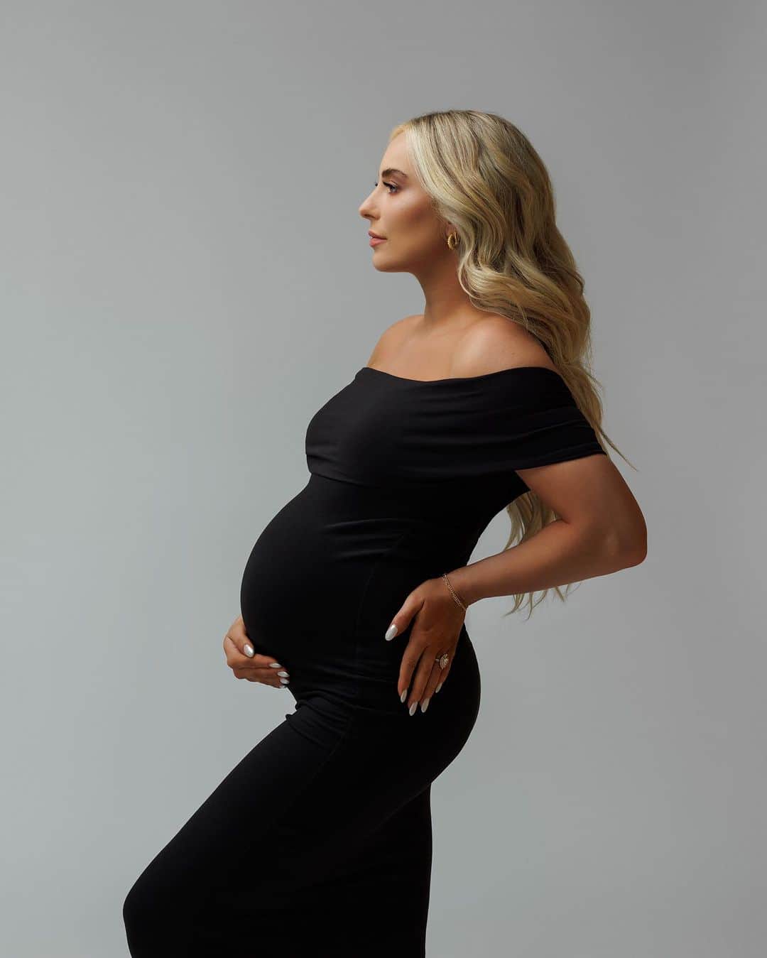 ミカイラ・スキナーのインスタグラム：「Feeling my glow… only 6 weeks left… guess baby girls name! 🖤☁️」