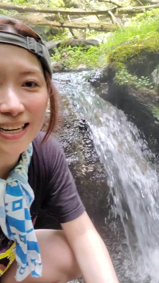 のインスタグラム：「野湯巡り旅♨️甘湯源泉？ 温泉の川 ジャッバジャバに湧き出てる温泉の川沿いはほんのり湿度も温度も高めです。ちょっと熱めのお湯は打たせ湯にもピッタリ😂 川の中を歩ける靴だと安心して浸かれるポイントまで行けます  前２つの投稿、サイズ間違えてて😂今回はちゃんとフルサイズであげられました🙆  #野湯 #栃木県 #塩原 #ちょっぴりマニアックワイルド旅」