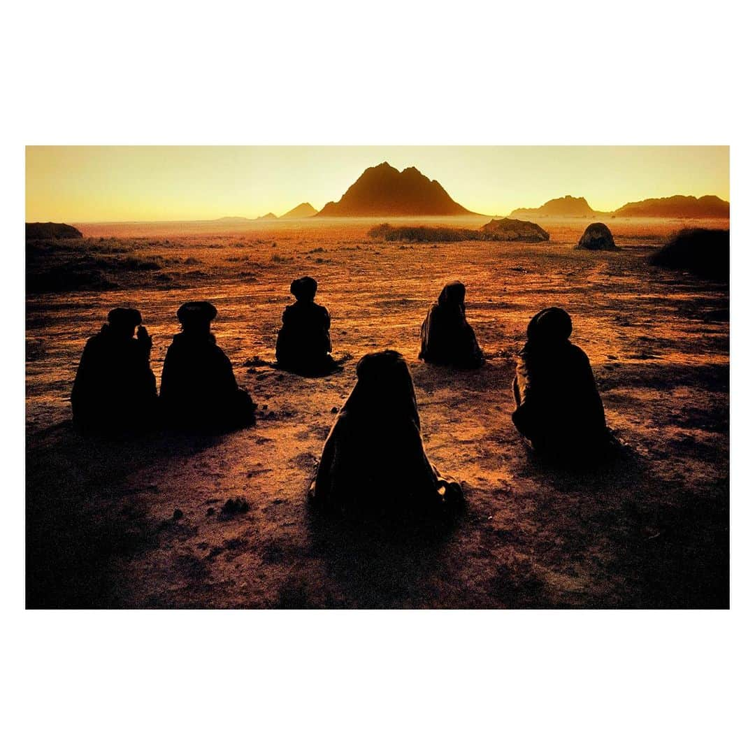 スティーブ・マカリーのインスタグラム：「@stevemccurryofficial has donated this print 'Kuchi Nomads at Prayer' (Kandahar, Afghanistan) to raise money for hospitals in Afghanistan. Discover it on @ishkar.co now!   Two years ago today Afghanistan fell to the Taliban. Today some 84% of households in the country are borrowing money to buy food, girls have been shut out of secondary and tertiary education, women face bans from beauty parlours, gyms and even public parks, and the infant mortality rate has risen to the highest in the world. Debates rage about the rights and wrongs of the international decision not to engage with the Taliban. But there is no debate about the importance of providing quality health care for the people most in need. Every hour of every day, EMERGENCY Hospitals provides this critical care.  You can now support their work by buying this print for just $111 on www.ishkar.com (available at this exclusive price for 6 weeks only). All profits go to to @emergency.ngo hospitals in Afghanistan.  #PrintSaleForAfghanistan」